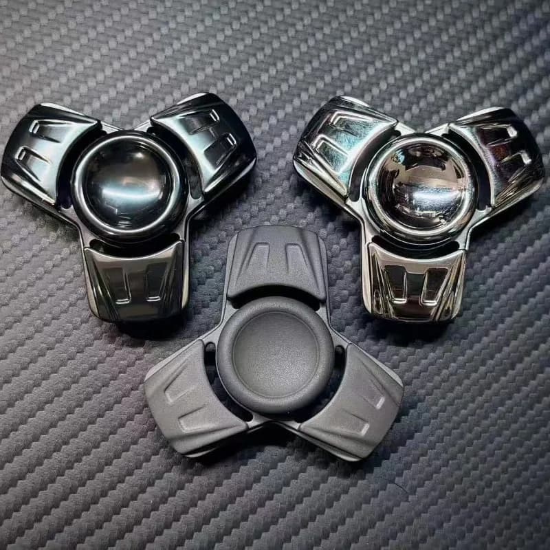 G-Monogatari Studio G-ONE Fidget Spinner in Metallo a Tre Pagine con Effetto Tattile, Giocattolo Antistress da Scrivania