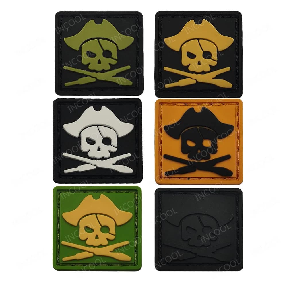 2.5CM Mini Size quadrato 3D PVC Pirate Skull Gun Patch distintivi di gomma impermeabile gancio Patch posteriori per zaino abbigliamento gilet cappello
