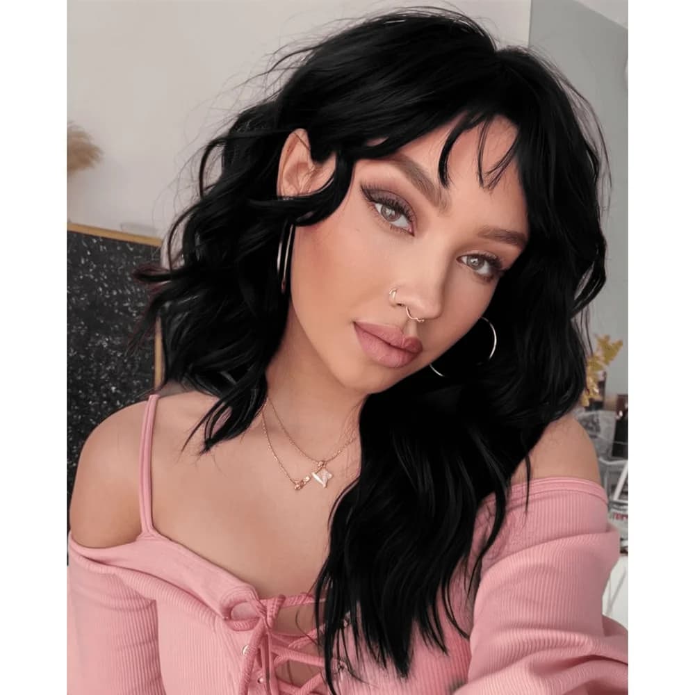 Wavy Black Corta Wig for Women, Cosplay Wigs with Frangia, No Colla, Strap Length, Synthetic Wigs Fascinating and Easy to Wear