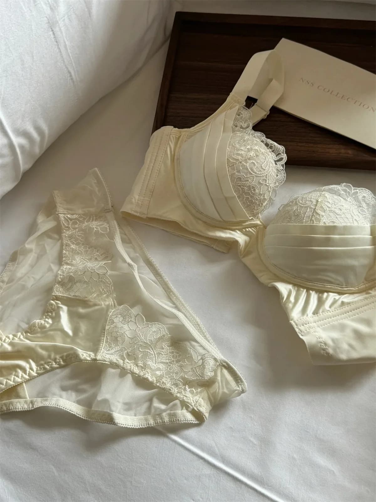 Raccolta di coppe intimo sottile reggiseno posteriore lucido lingerie anti-cedimento supporto seni grandi mostrano un piccolo set di reggiseno