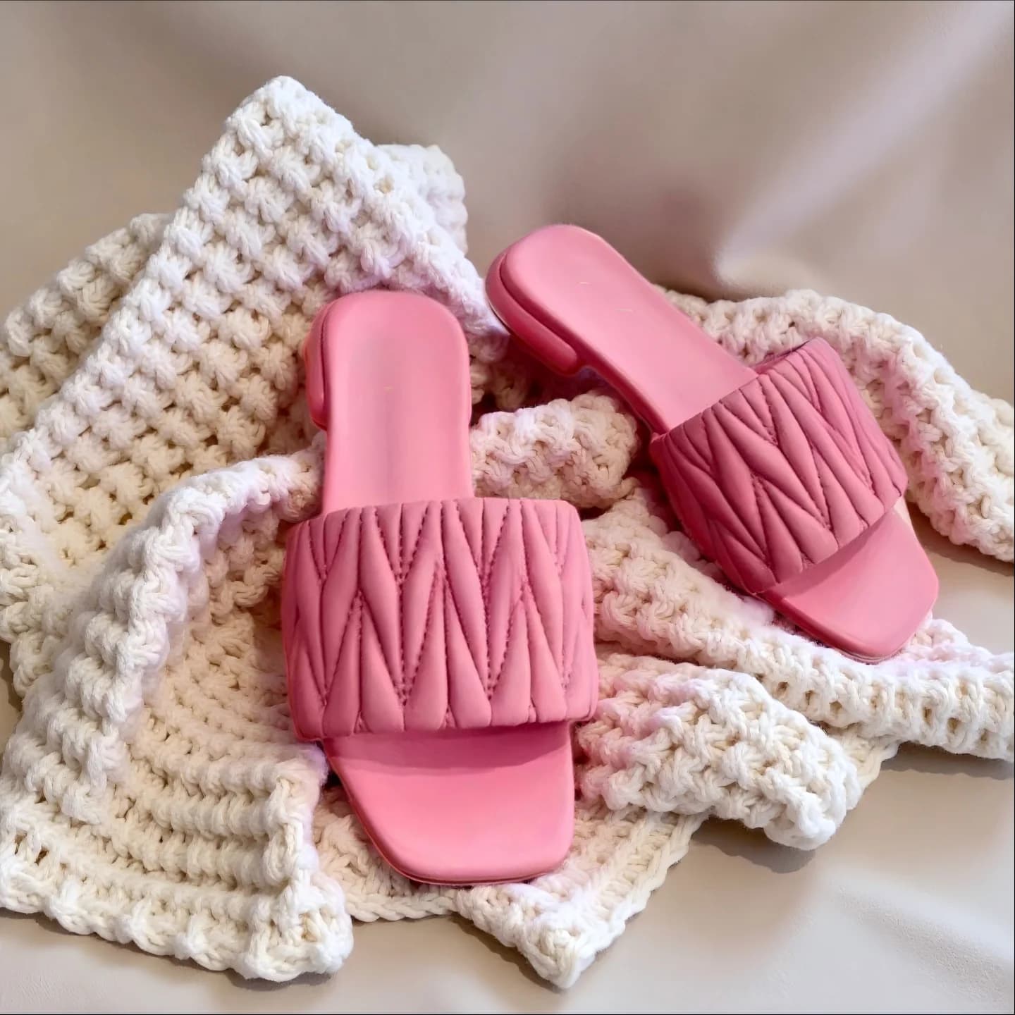 26SS Summer Hot Selling Luxury Women's Slippers Flat Sheepskin Sandals Low Heel Single Shoes Simple and ComfortableHome Slippers