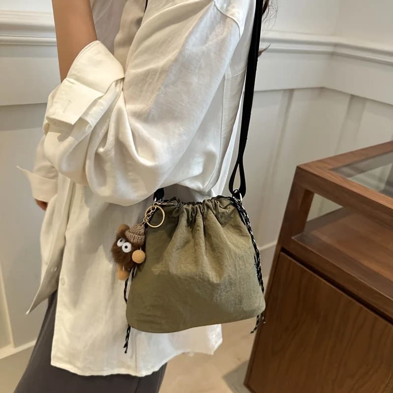 Borsa a Tracolla Versatile ed Elegante con Coulisse, Borsa a Secchiello Casual in Nylon, Borse a Spalla Leggere e Versatili per Donna, Ideali per l'Uso Quotidiano