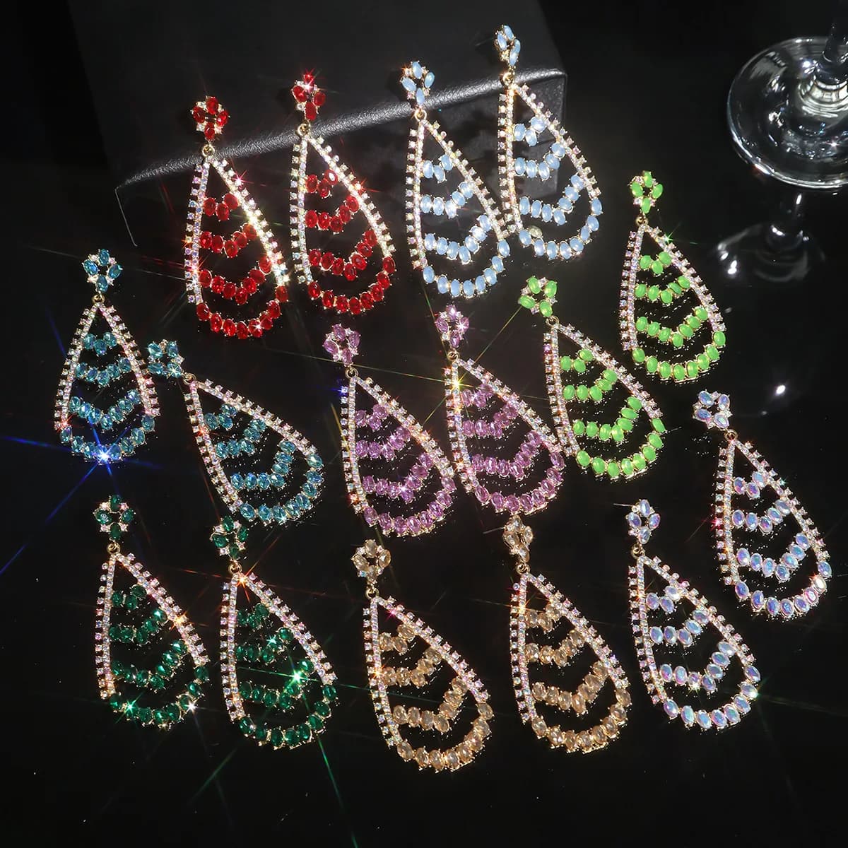 Orecchini stravaganti con strass in vetro colorato