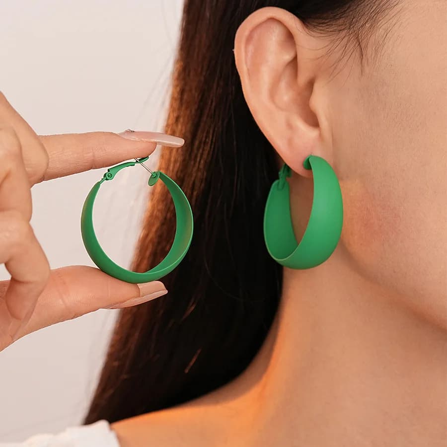 Piccoli orecchini ad ago in argento con cerchio geometrico semplice con vernice spray verde fresco, orecchini di fascia alta con temperamento da pendolarismo alla moda