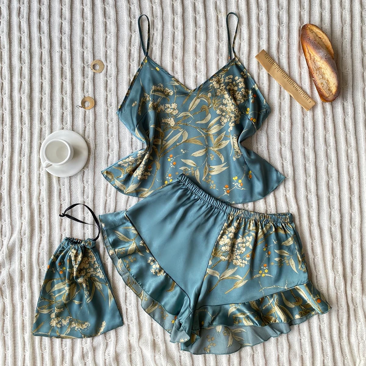 Elegante Completo Pigiama con Stampa Floreale: Top a Canotta e Pantaloncini con Orlo a Volant - Abbigliamento da Notte e Loungewear per Donne