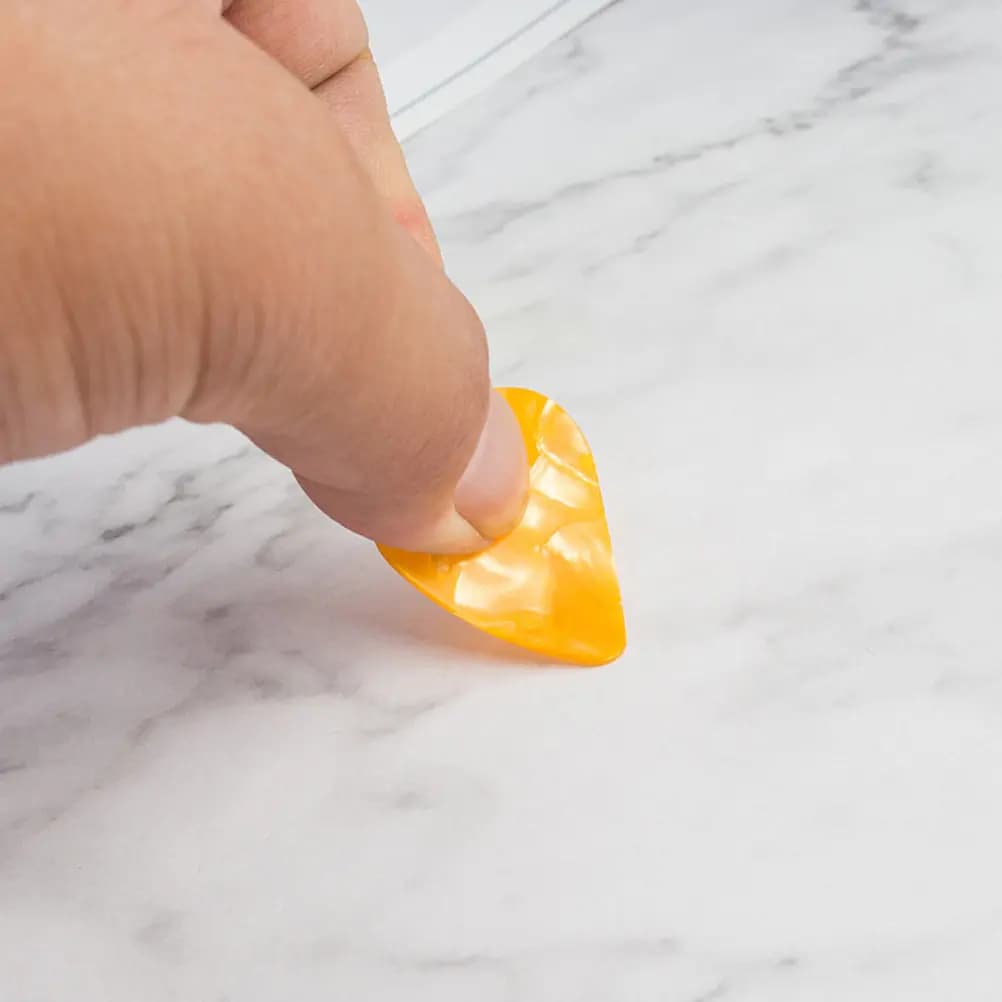 60 Pezzi Plettri per Chitarra a Forma di Cuore Colorati Ultra Sottili e Leggeri per Chitarra, Basso, Ukulele, Mandolino, Banjo, Acustica in Celluloide