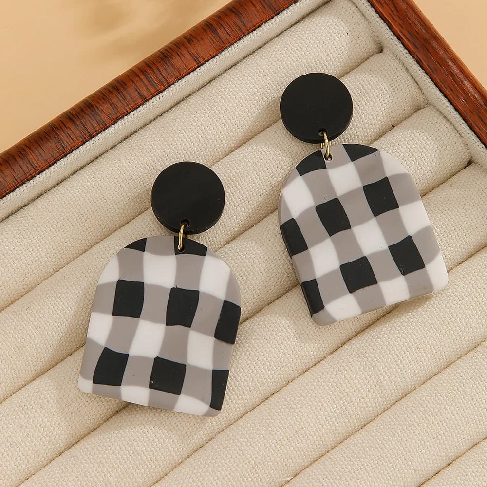 Nuovi orecchini geometrici in ceramica morbida scozzese in bianco e nero da donna, senso semplice e avanzato, orecchini fatti a mano in argilla polimerica fai-da-te