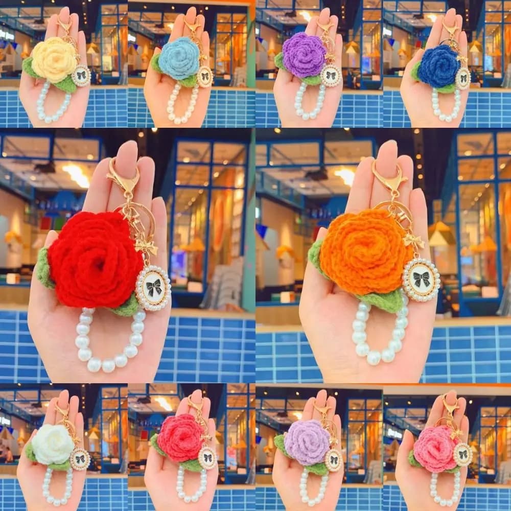 Portachiavi Artigianale con Rosa e Camelia, Portachiavi Creativo Unico con Fiore di Perle, Decorazione per Zaino, Ciondolo Camelia all'Uncinetto, Regali