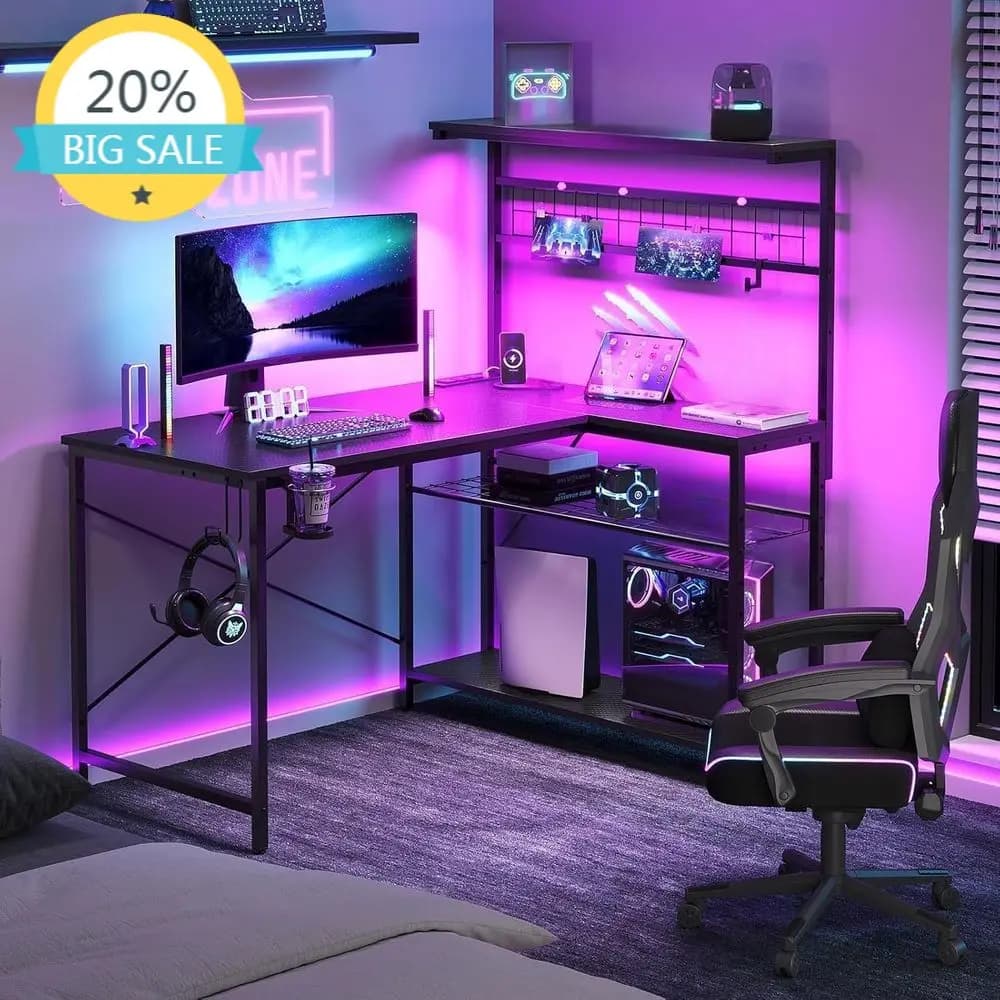 Scrivania da Gaming Illuminata a LED con Prese di Corrente, Design Reversibile, Scaffali a 4 Livelli, Portabicchieri e Ganci in Fibra di Carbonio Nera