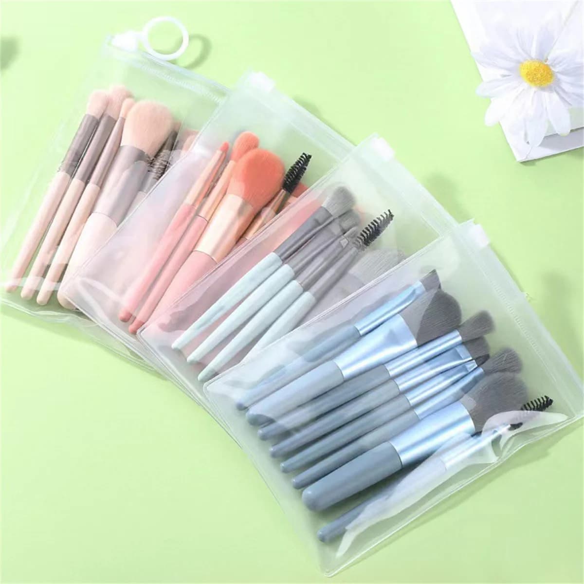Set of 8 Soft and Soft Makeup Brushes for Cosmetics, Fondotinta, Blush, Cypria, Umbrella, Kabuki Brush for Shoe, Beauty Tool