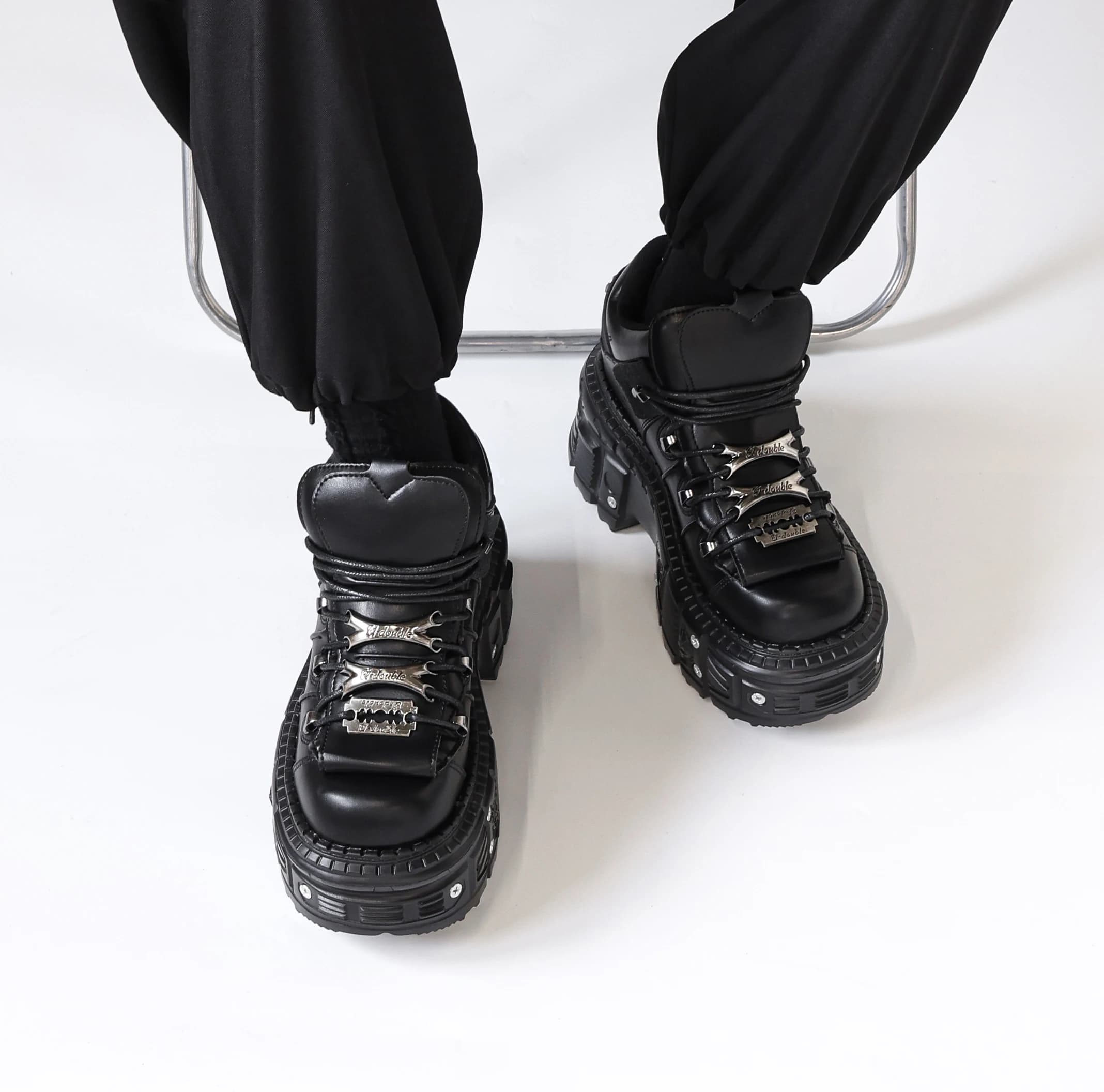Nuove Scarpe da Donna Stile Punk 2026, Allacciate con Tacco 6CM, Platform, Stivali Gotici alla Caviglia, Decorazioni Metalliche, Sneakers da Donna