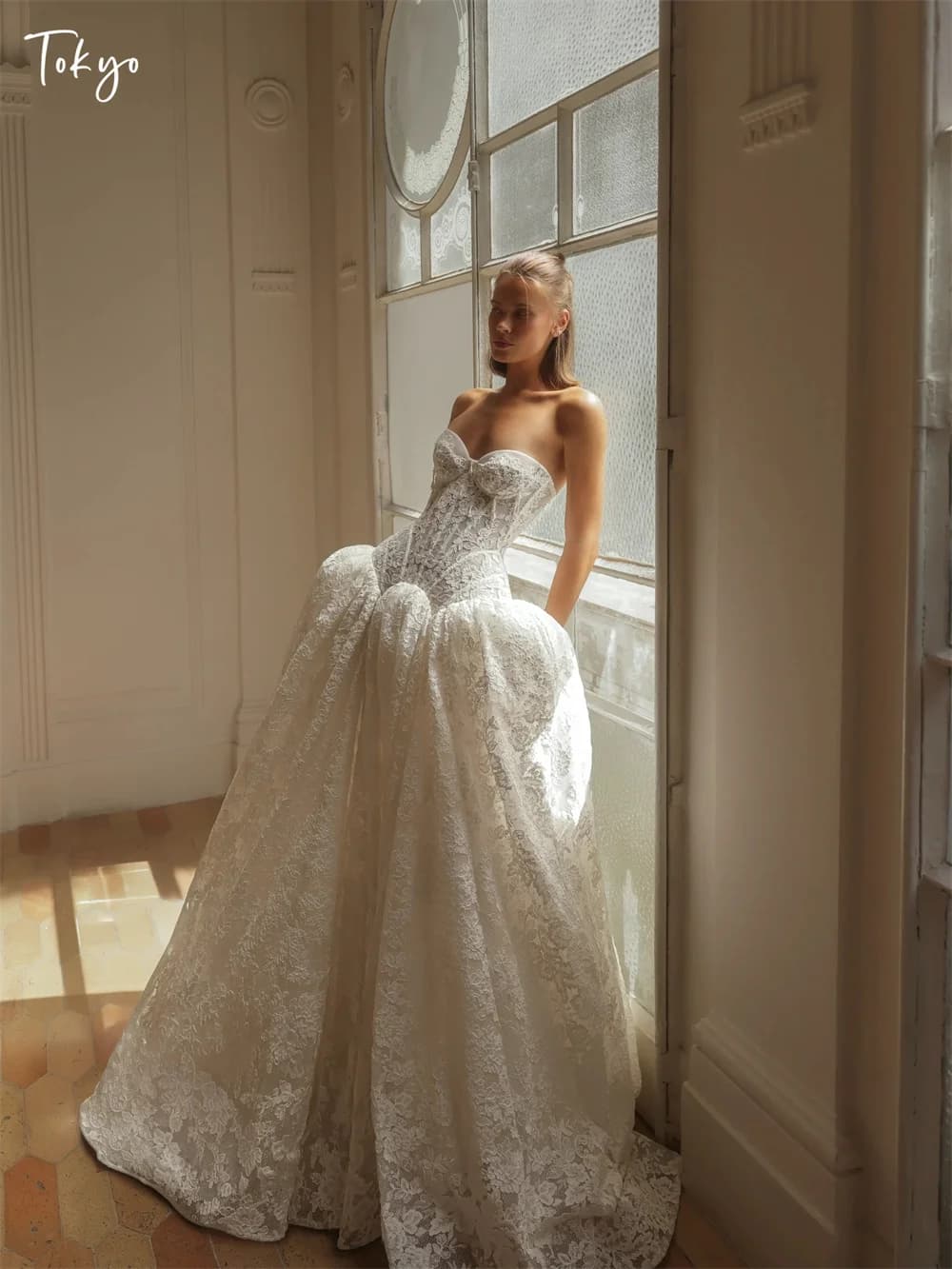 Abiti da sposa eleganti a-line personalizzati di Tokyo Abiti da sposa senza spalline senza maniche con cerniera posteriore 2025 Abiti da sposa con strascico bianco