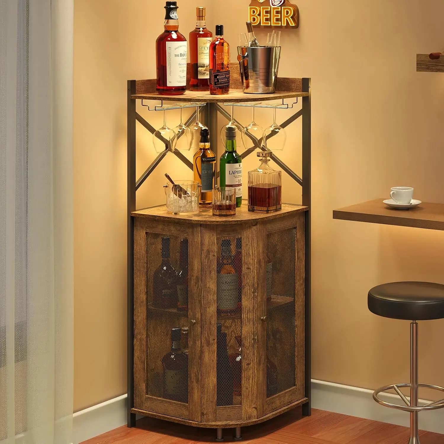 Mobile Bar Angolare con Luci LED, Cantinetta Industriale con Portabicchieri, Cantinetta Vini a 4 Ripiani con Porta e Scaffale, Fa