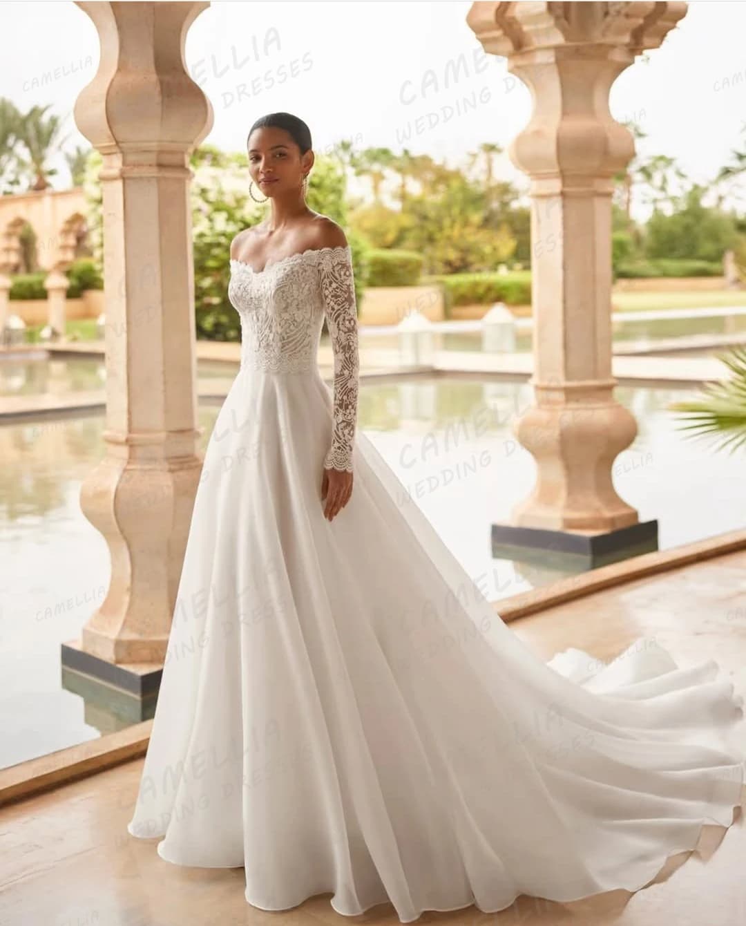 Abiti da sposa classici con applicazioni Una linea da donna con spalle scoperte Abiti da sposa sexy Manica lunga Tulle Abiti da sposa personalizzati