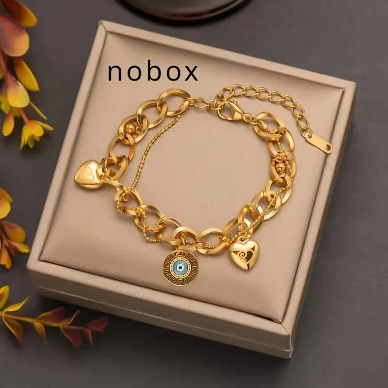 Un braccialetto in acciaio inossidabile dorato placcato oro con design personalizzato a forma di cuore - stile elegante e romantico, da indossare per le feste delle donne.