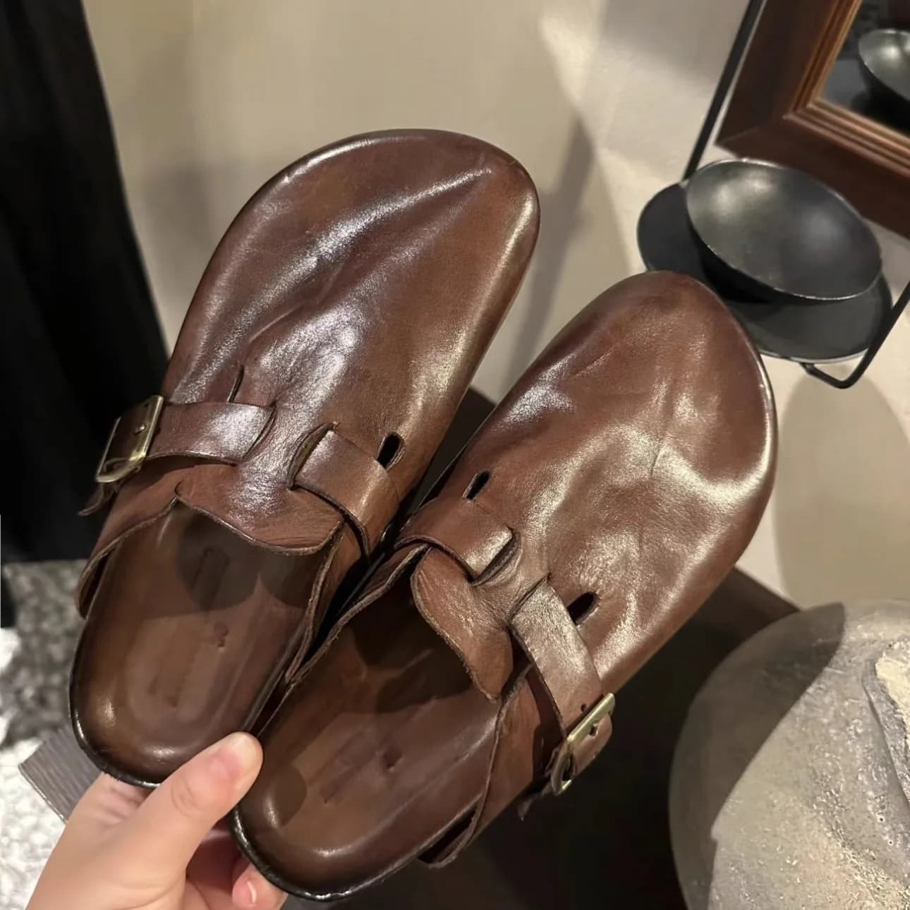 Women's Leather Slippers with Toes Women's casual shoes with superficial mouth Low shoes with design with belt buckle for outdoor comfort