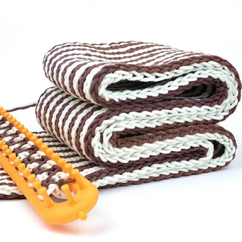 A 4pcs Weaving Machine Set, Square Hand Loom, Suitable for Scarves, Sweaters, Hats, Shawls, with Randomly Colored Hooks