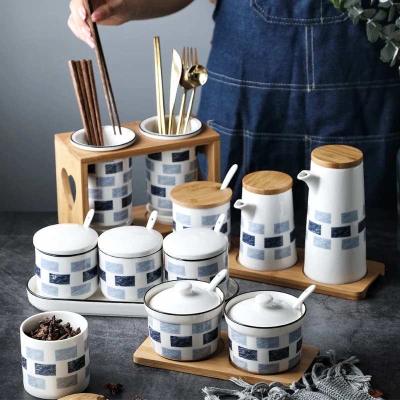 Set di barattoli di spezie in ceramica per la casa Bacchette combinate Supporto di scarico Oliatore Saliera Scatola di condimenti Contenitore in tre pezzi