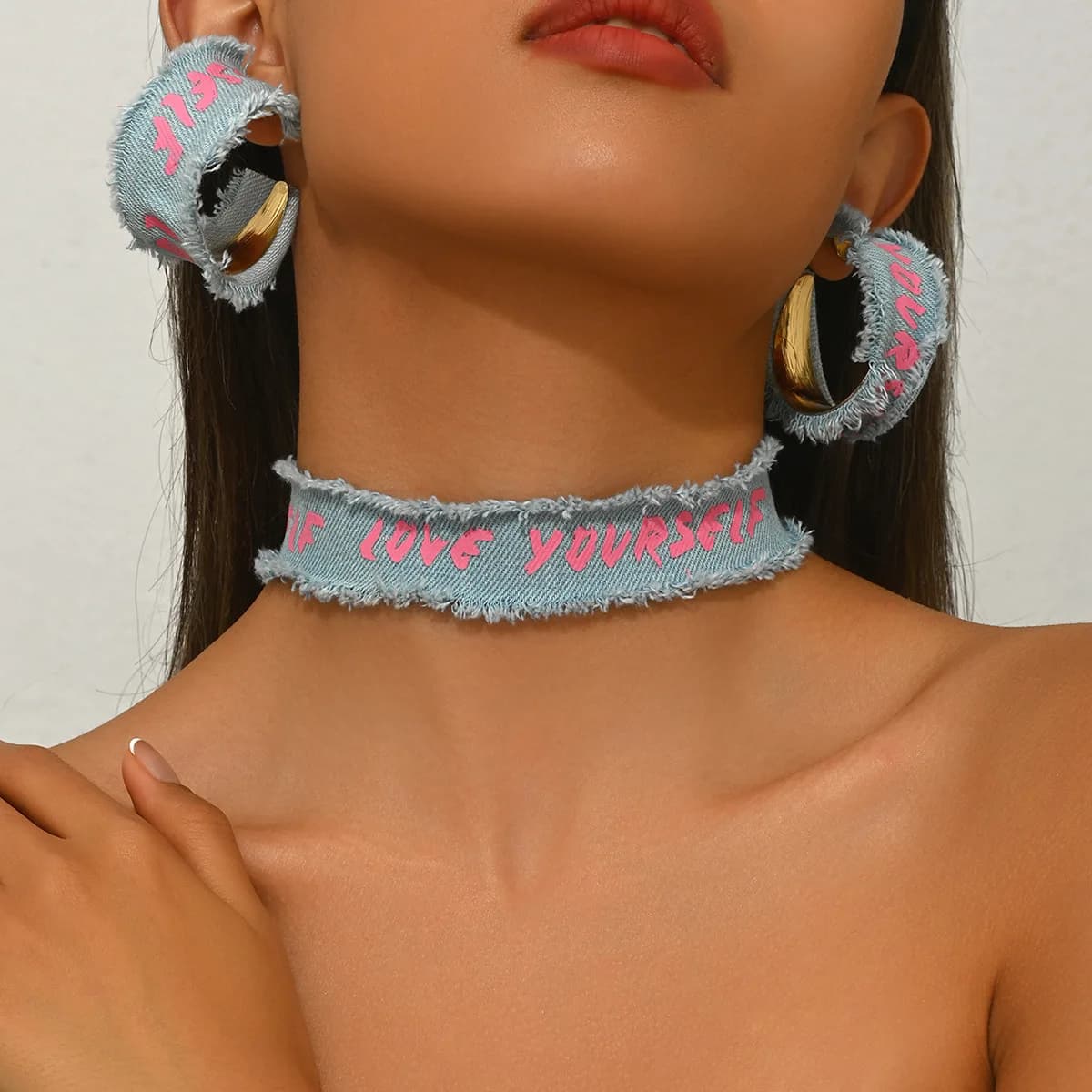 Set di Collana e Orecchini da Donna Stile Spice Girl, Design con Alfabeto Inglese in Tessuto Denim, Orecchini Eleganti