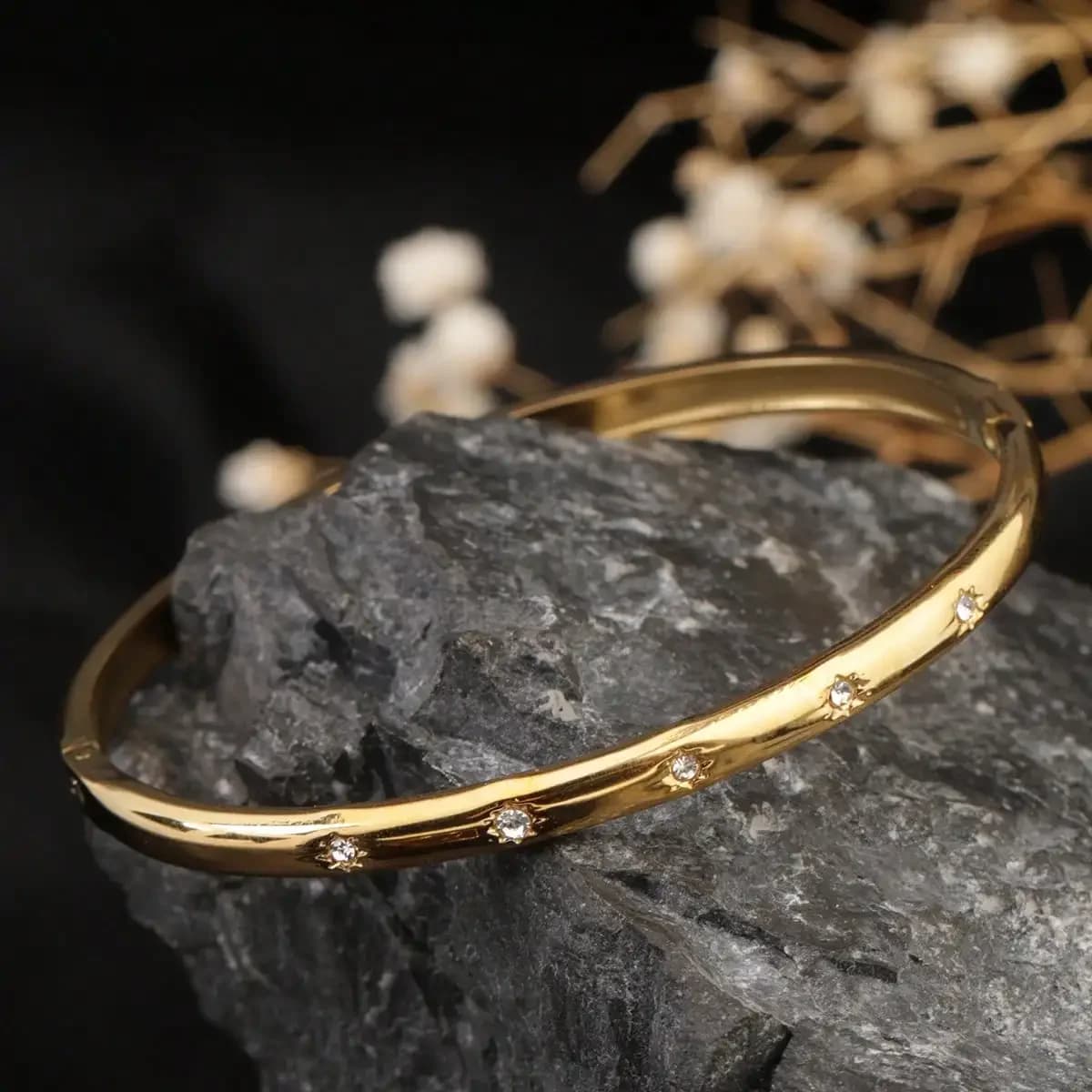 Bracciale a Polsino in Acciaio Inossidabile Placcato Oro 18K con Stella a 8 Punte e Zirconia Cubica, Elegante e alla Moda, Versatile, Adatto a Ogni Occasione