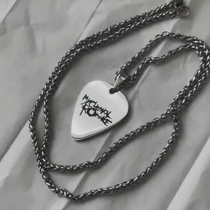 My Chemical Romance Cosplay Collana in acciaio inossidabile Uomo Donna Rock Band Plettro per chitarra Ciondolo Girocollo Accessori per gioielli Regali