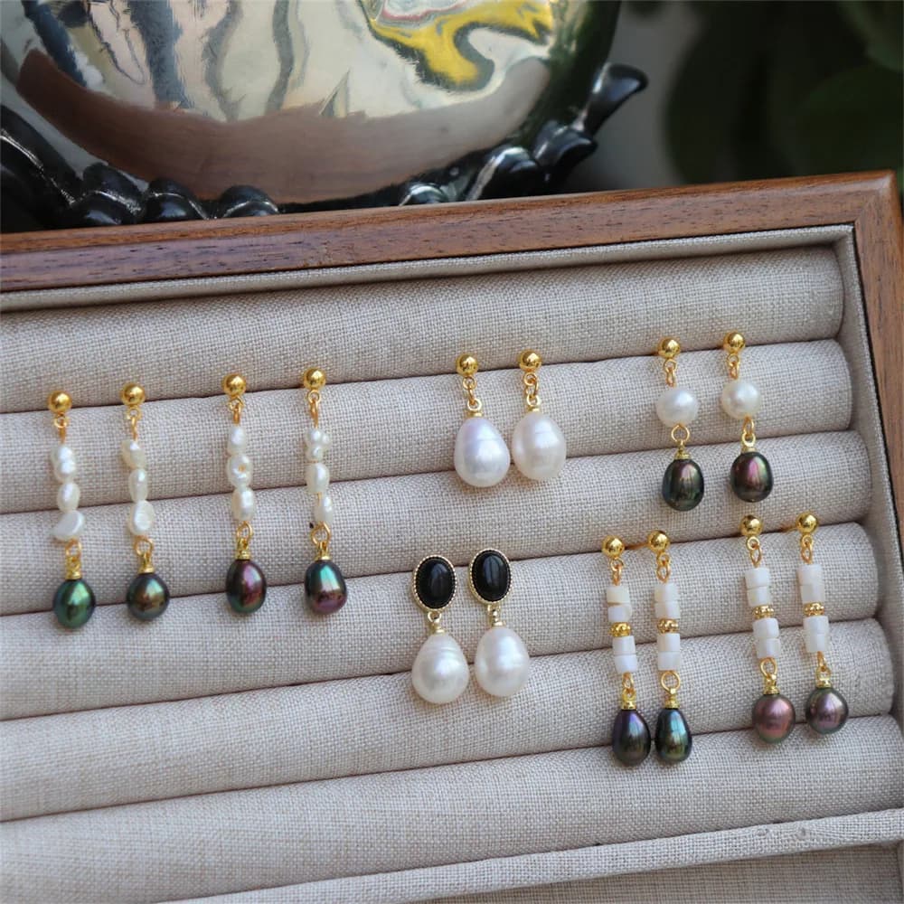 Orecchini pendenti con perle d'acqua dolce naturali di moda vintage per le donne Eleganti orecchini con perle nere barocche con nappa lunga