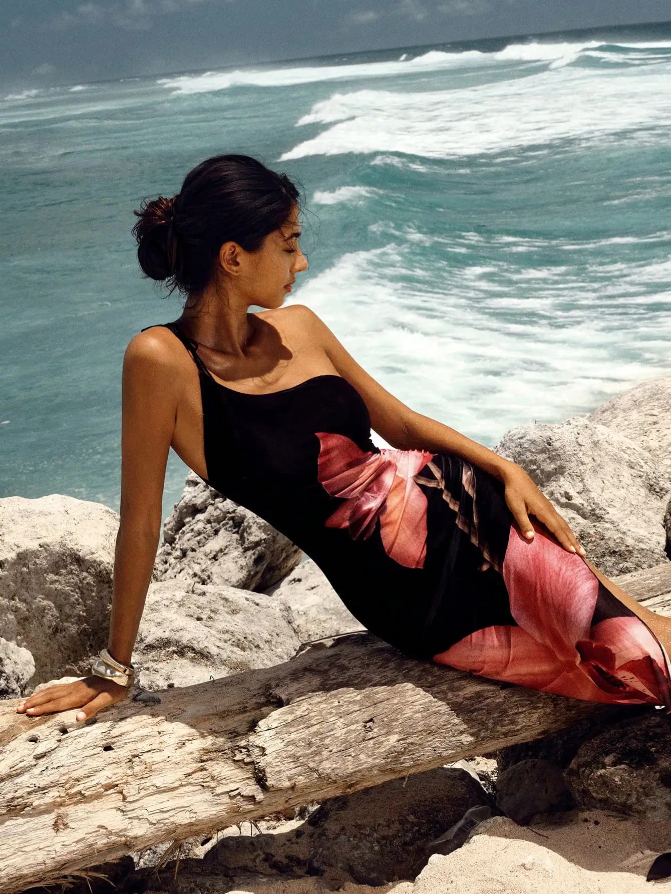 Abito monospalla con stampa floreale e spacco per donna, ideale per feste in spiaggia o serate eleganti