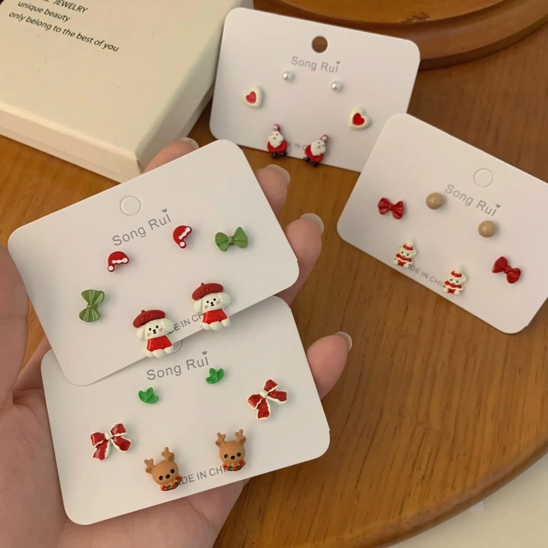 WANZHI Orecchini a bottone con pupazzo di neve simpatico cartone animato natalizio per donne Ragazze Orecchini con orso con fiocco Accessori per gioielli di moda Regali per le vacanze