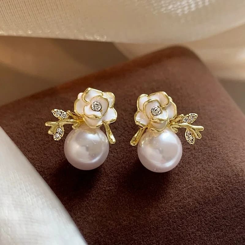 Nuovi Orecchini a Perno con Perla Camelia Placcati in Oro 18k, Orecchini di Lusso di Alta Gamma, Design Unico
