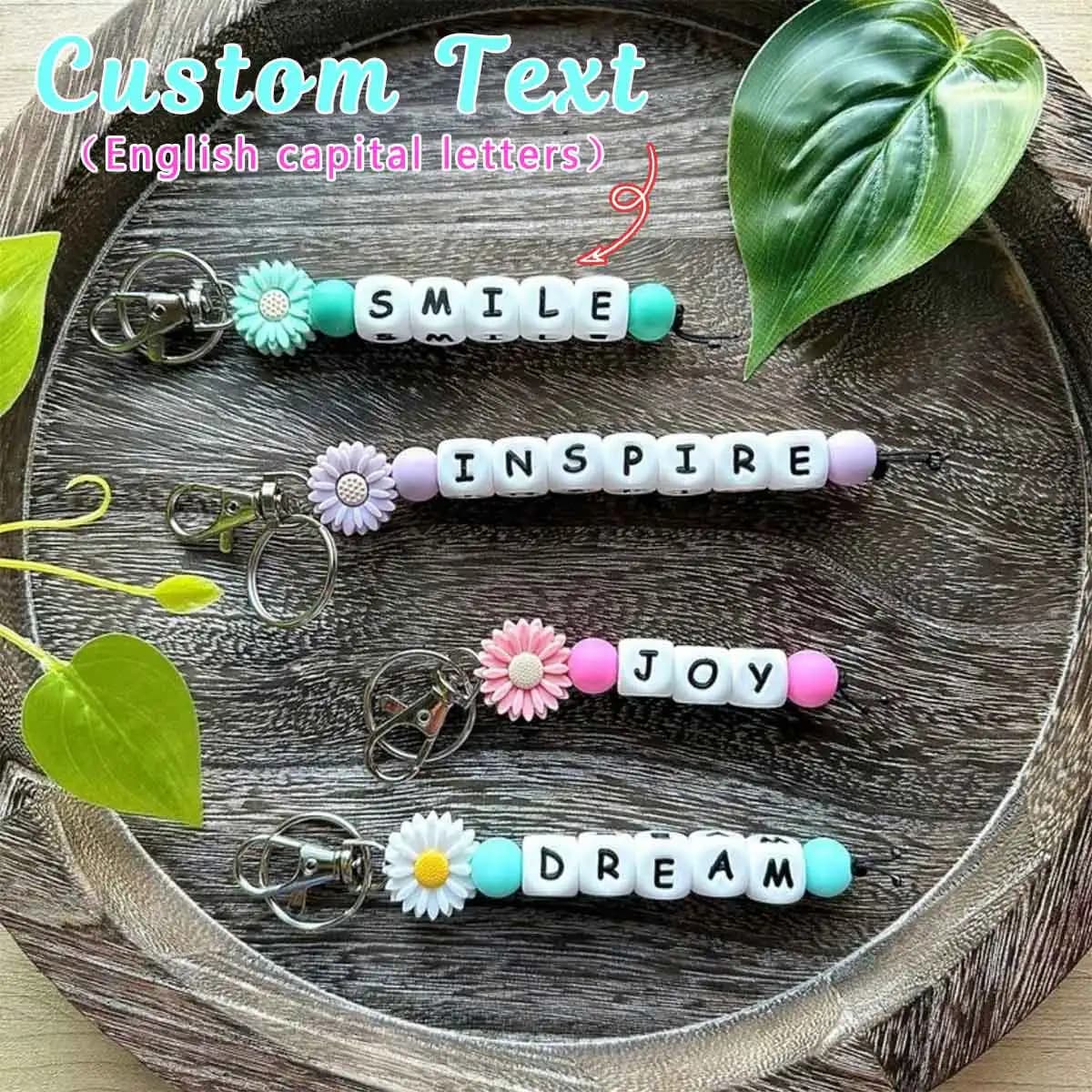 Portachiavi personalizzato da 1 pezzo, perline in silicone margherita, lettere inglesi, portachiavi con nome, accessori per borse, regalo personalizzato unico