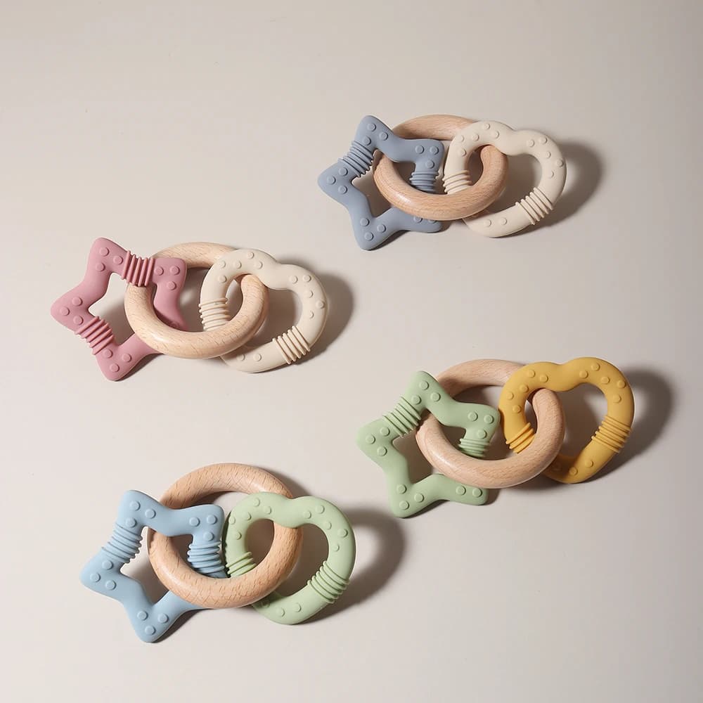Massaggiagengive in silicone con stella e cuore con anello in legno per dentizione giocattolo a sonagli per bambini