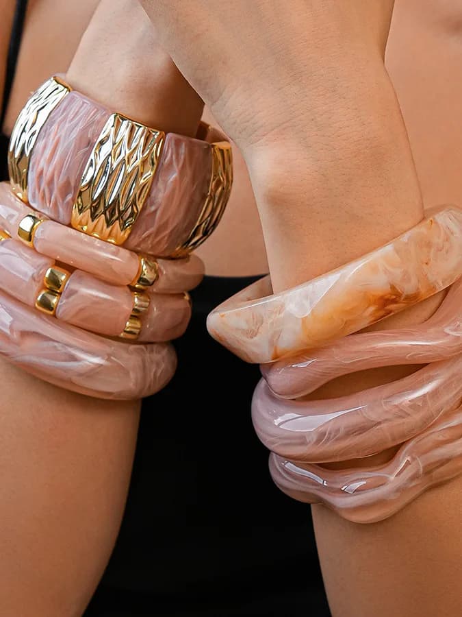 Set di Bracciali in Resina Rosa Ondulata, Gioielli da Mano Irregolari alla Moda, Dolci e Personalizzati, Accessori di Lusso Leggero