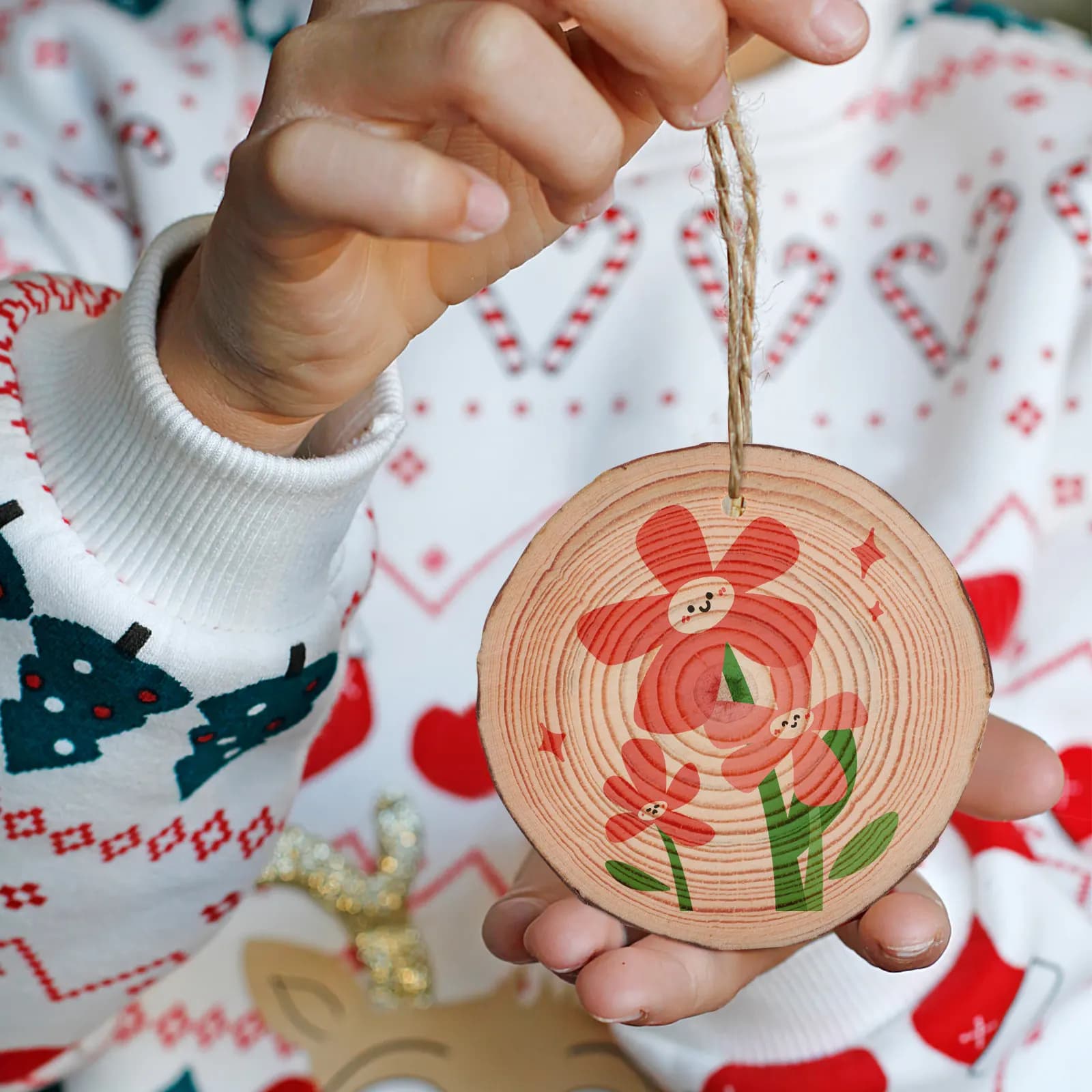 50Pcs Natural Wood Slices DIY Craft Set Unfinished Round Wooden Discs Pre-Drilled with Jute Twine for Painting Carving Ornaments