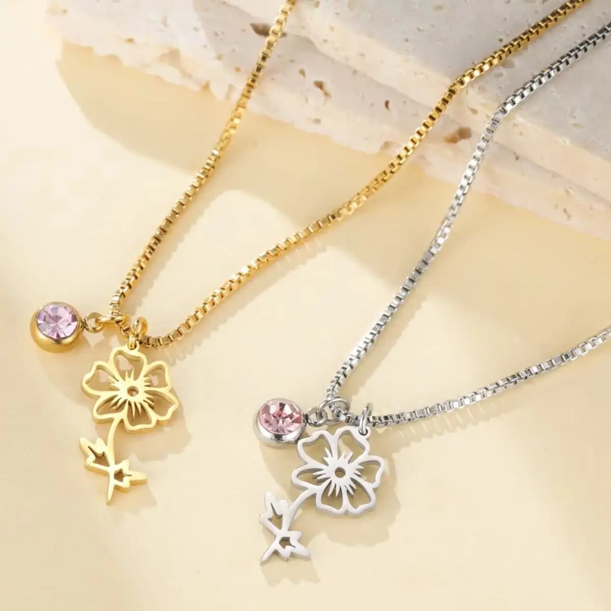 Collana da Donna con Ciondolo Fiore del Mese di Nascita in Zircone Trasparente, Catena Sottile in Acciaio Inossidabile, Gioiello Regalo di Compleanno 2026