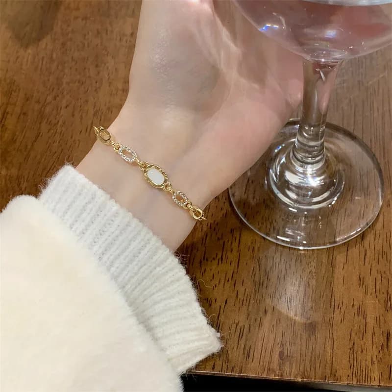 Bracciale Geometrico Placcato Oro con Zirconi Quadrati, Regolabile, Lussuoso e Versatile, Gioielli da Donna per Regali di Natale, Feste e Matrimoni