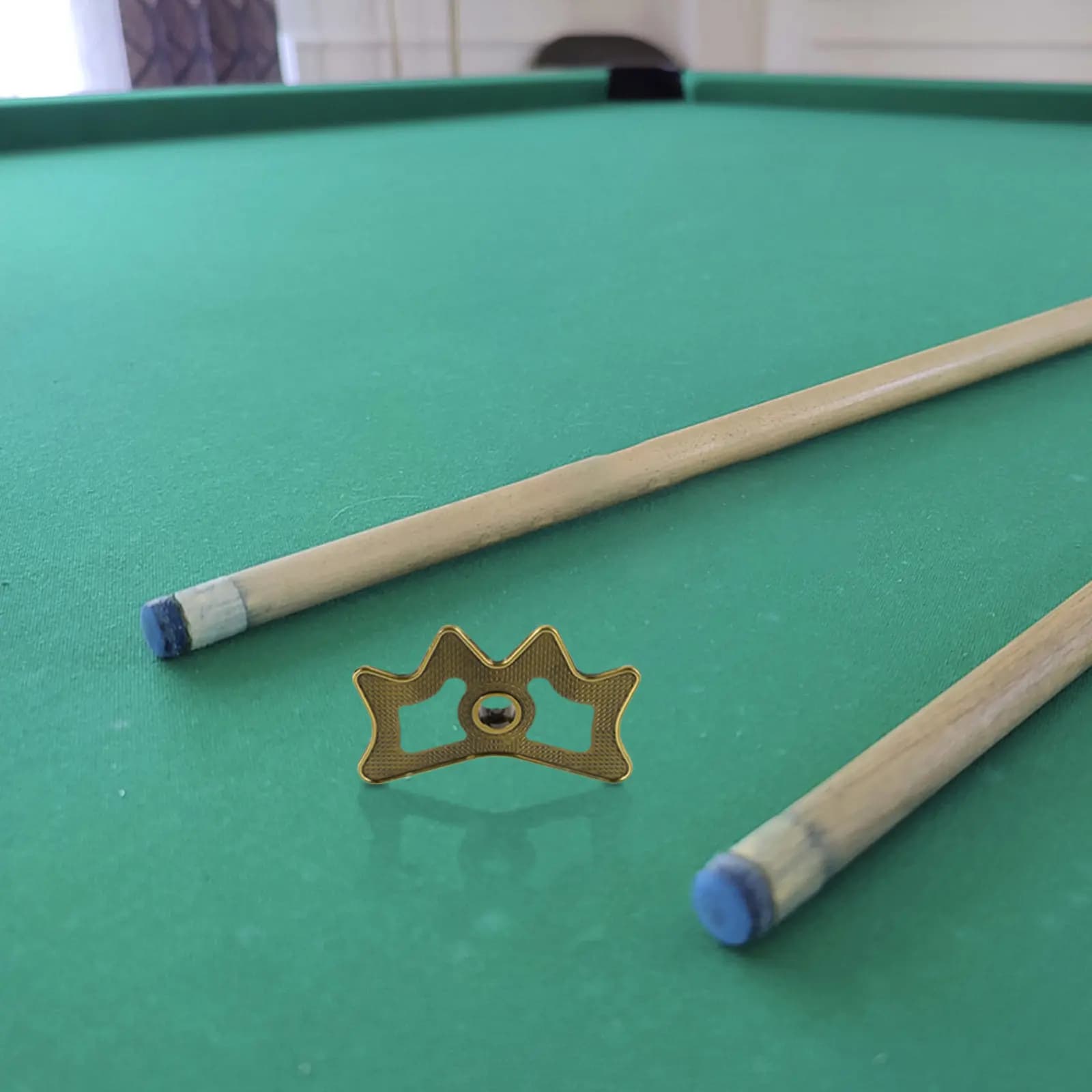 Supporto Premium in Metallo per Stecche da Biliardo e Snooker, Versatile, Compatibile con Tutte le Lunghezze, Facile da Installare, Design Elegante, Poggia Stecca