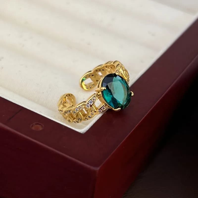Vintage Palace style hollow inlay emerald exquisite ring light luxury fashion open rings per gioielli da sposa per feste da donna
