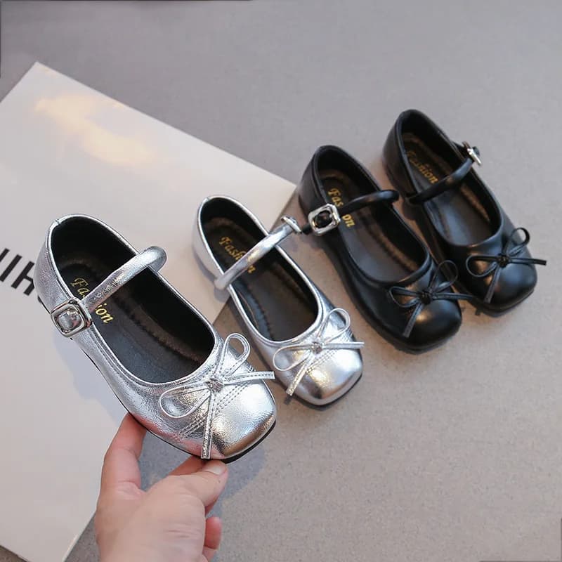 Scarpe Mary Jane per bambina – Tomaia in PU bianco e rete, suola morbida in EVA, cinturino regolabile con velcro per bambini piccoli (2-6 anni)