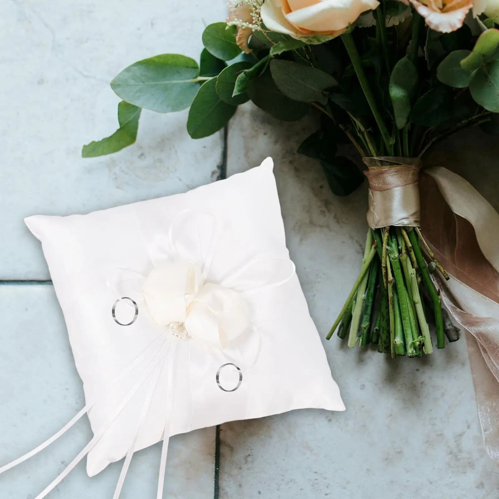 Cuscino Porta Anelli 20x20cm con Fibbia a Bocciolo di Fiore, Bianco, per Cerimonia Nuziale, Leggero e Portatile