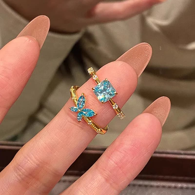 Anelli a farfalla con gemma blu di lusso leggera e moda quadrata scintillante per le donne, regalo di gioielleria raffinata con anello abbagliante e chic