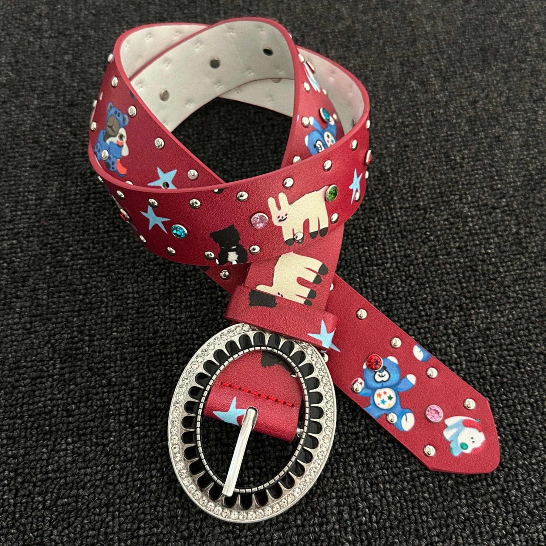 Cintura con rivetti rossi e strass colorati a tema dopamina, cintura con fibbia in metallo tempestata di strass resistente, dal design accattivante