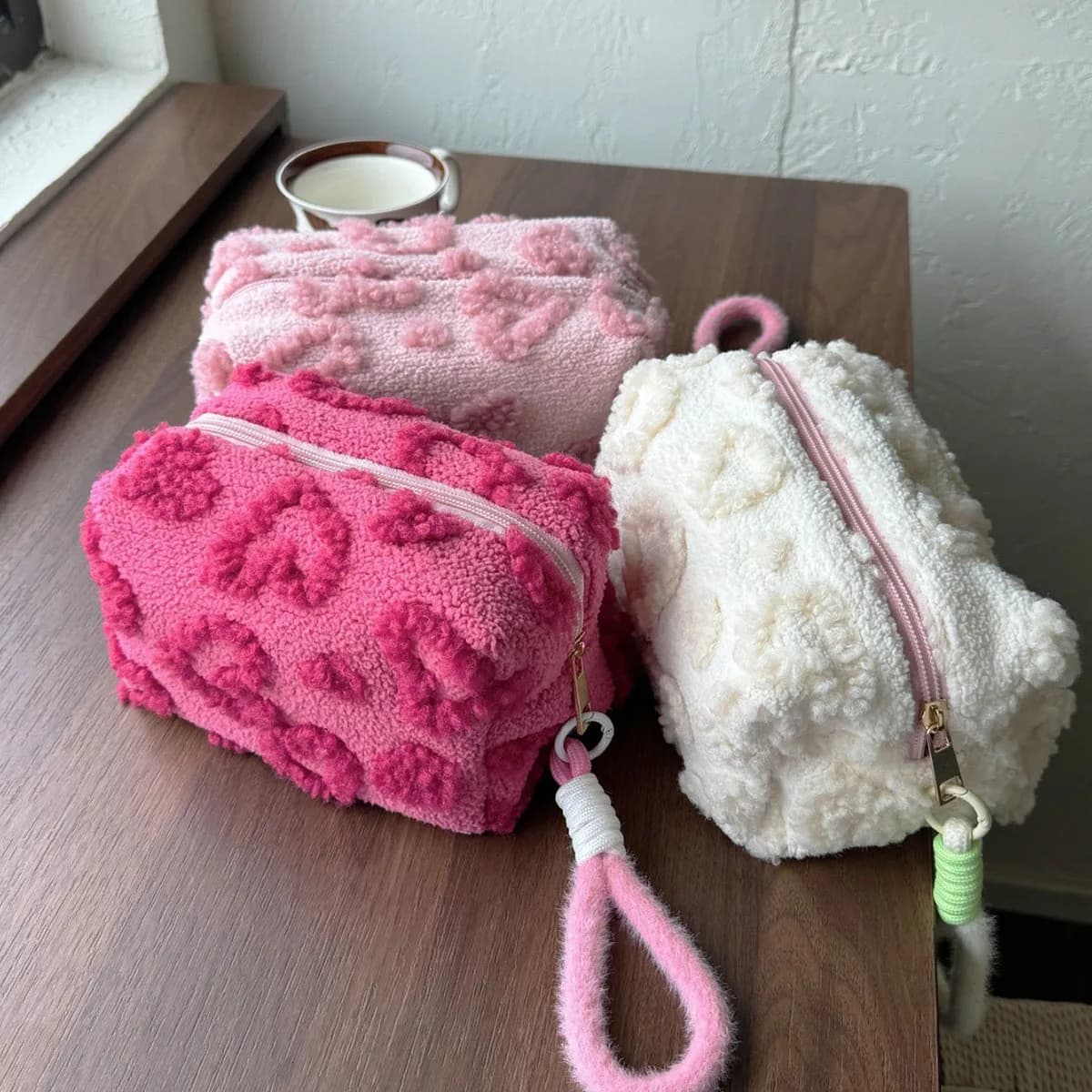 Bags for Makeup in Plush with Handle, Soft Travel Bag for Cosmetics, Portable Organizer with Love Print, Pencil Box, Nice coin purse