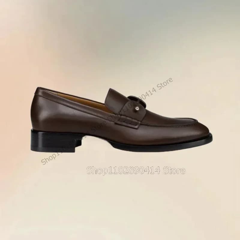 Mocassini da uomo in metallo marrone con decorazioni e design cucito, scarpe slip-on alla moda, comfort lussuoso, fatte a mano, per feste e banchetti, scarpe casual da uomo