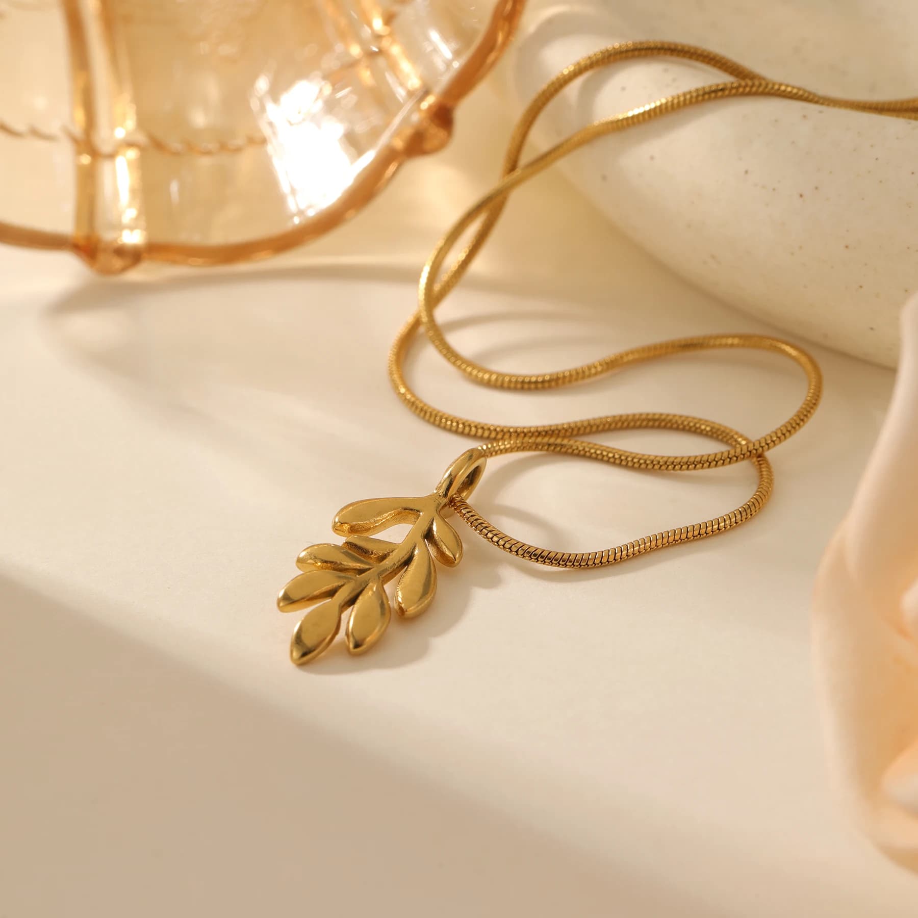 Collana con Ciondolo a Foglia d'Ulivo in Acciaio Inossidabile Placcato Oro 18K, Simbolo Naturale di Pace, Gioiello Elegante e Delicato, Regalo per Lei, Mamma, Donna