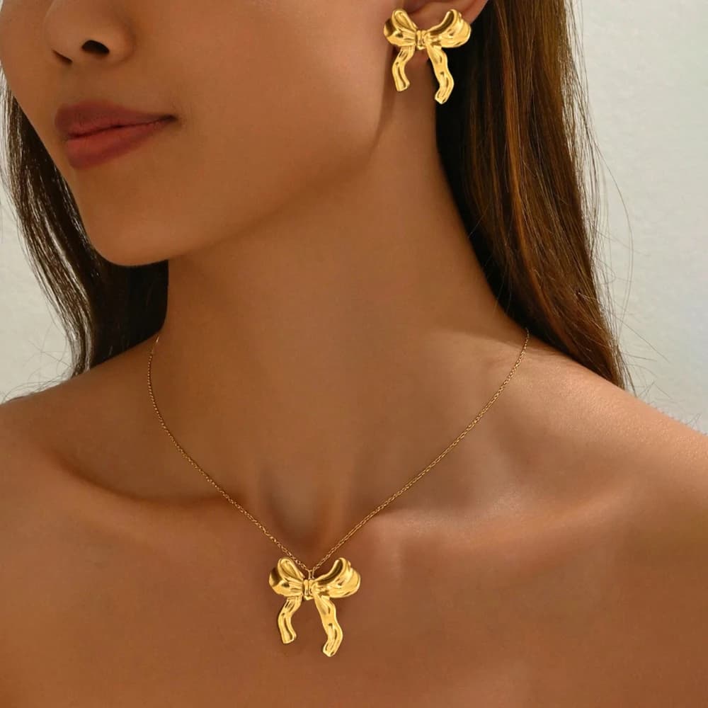 DOTIFI Collana con fiocco alla moda in acciaio inossidabile leggero di lusso da 1 pezzo e 1 paio di orecchini a farfalla per le donne da indossare ogni giorno
