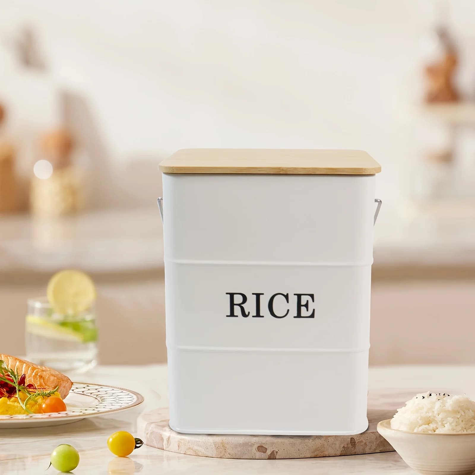 Contenitore in metallo per riso, barattolo per riso in stile rustico con coperchio e misurino, contenitore sigillato per alimenti da cucina.