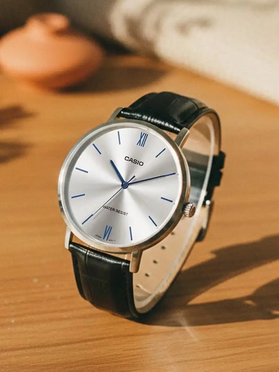 Orologio Analogico Minimalista CASIO da Uomo, Quadrante Argento, Lancette Blu, Cinturino in Pelle Nera, Elegante e Senza Tempo per Ufficio, Uso Quotidiano, Regalo