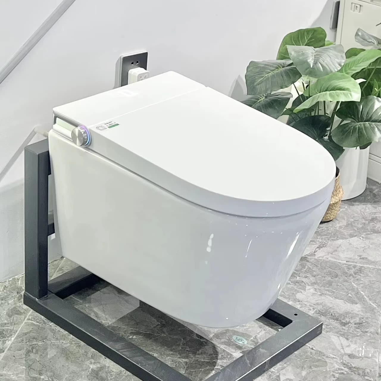 WC elettrico moderno a parete, automatico e intelligente, con vaso sospeso per bagno.