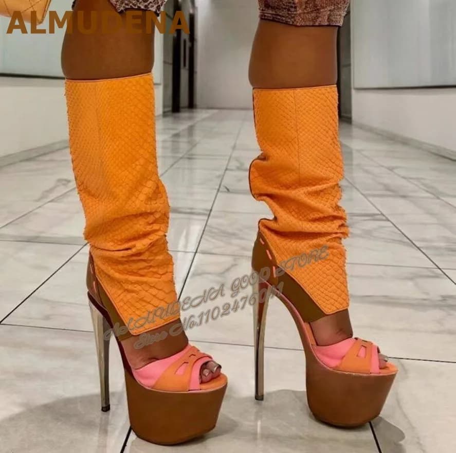 ALMUDENA Stivali alti al ginocchio in pelle di serpente arancione Tacchi a spillo Stivali alti con punta aperta e plateau marrone Stivali sandalo estivo patchwork di colore
