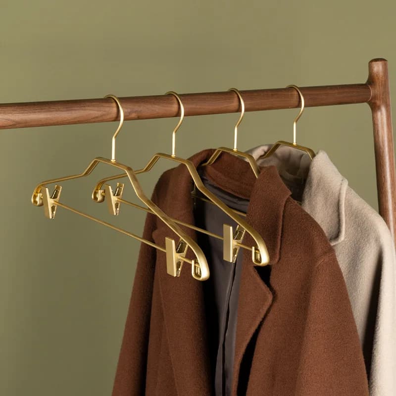 5 anti-slip coat hangers space in aluminium alloy with pants clip, wide shoulder trouser press